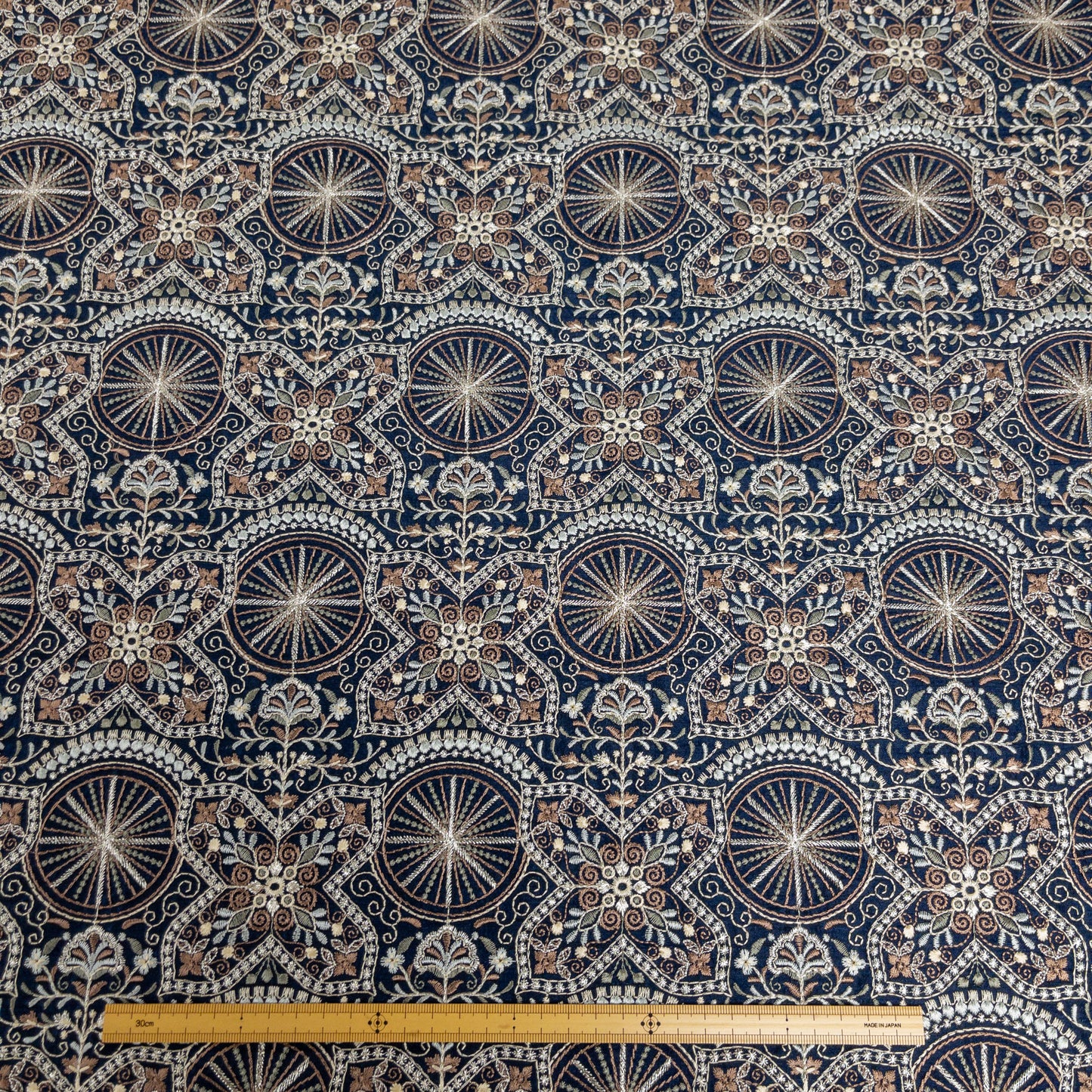 India | halo embroidered fabric 花輪花紋刺繡布