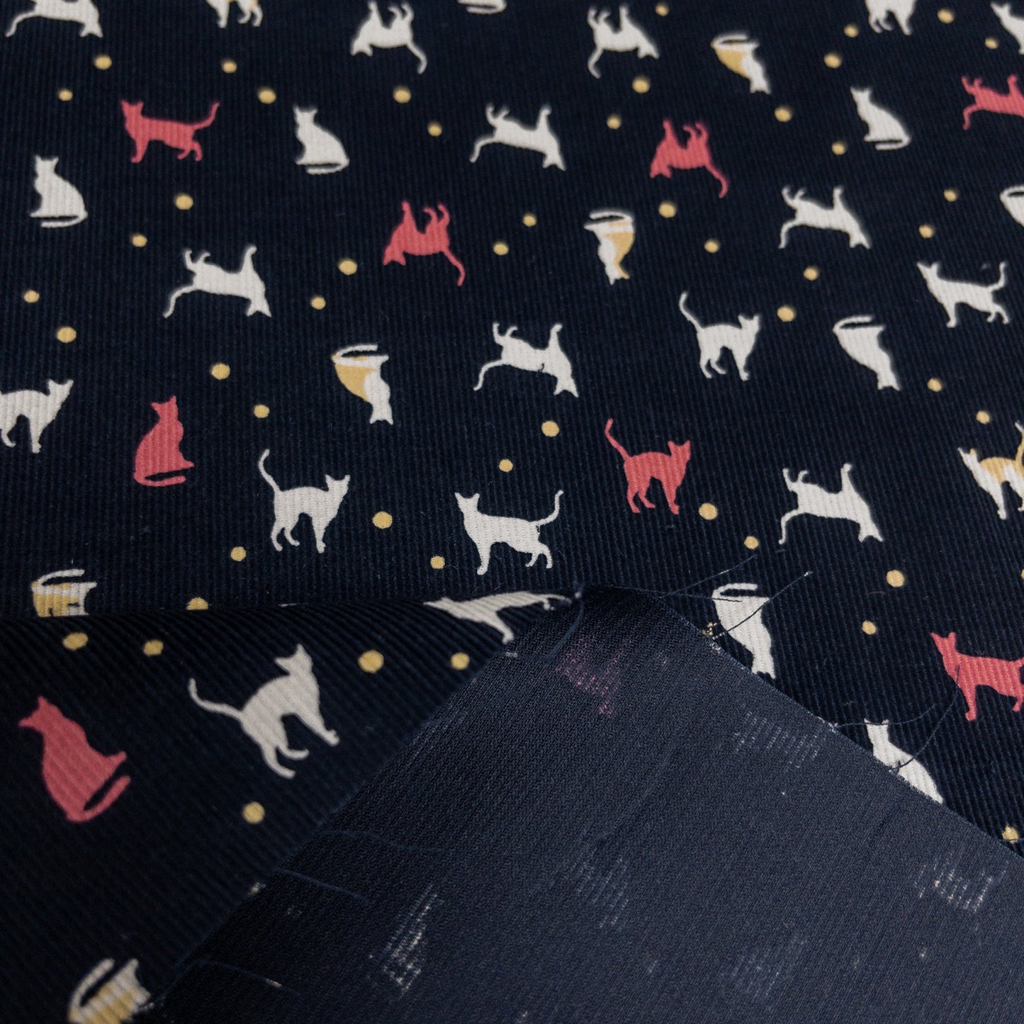 Japan | cat dots 貓貓波點 | cotton printed corduroy 薄燈芯絨