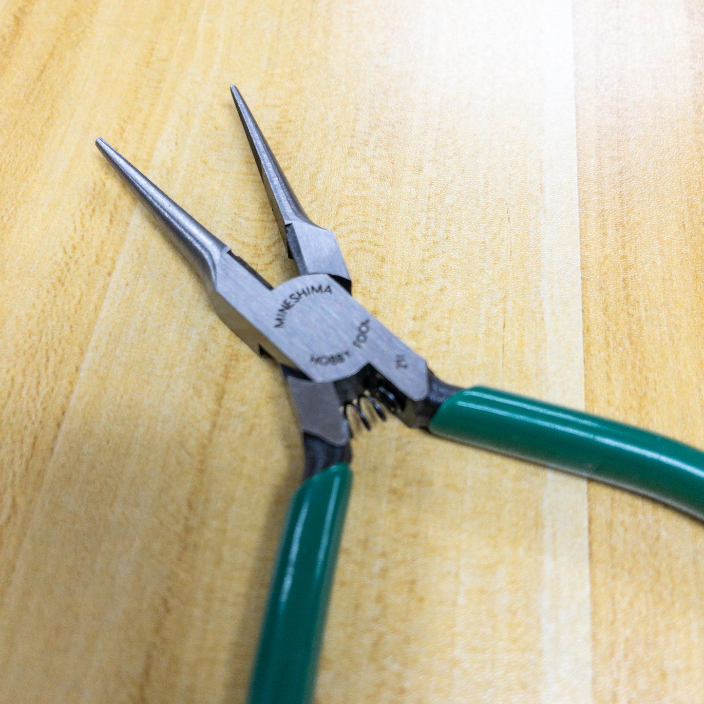 Needle-nose pliers 美鈴尖嘴鉗 (可用於修改拉鍊長度)
