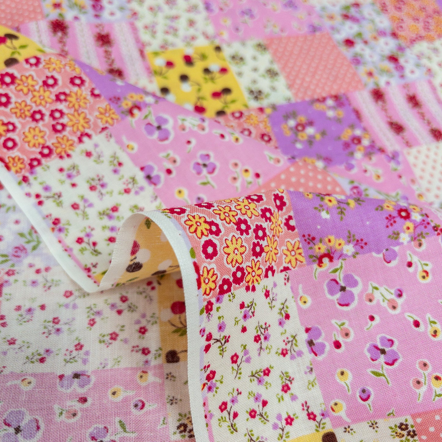 Japan | Petite Floral Polka Dot Patchwork 細花圓點拼布 | cotton printed sheeting