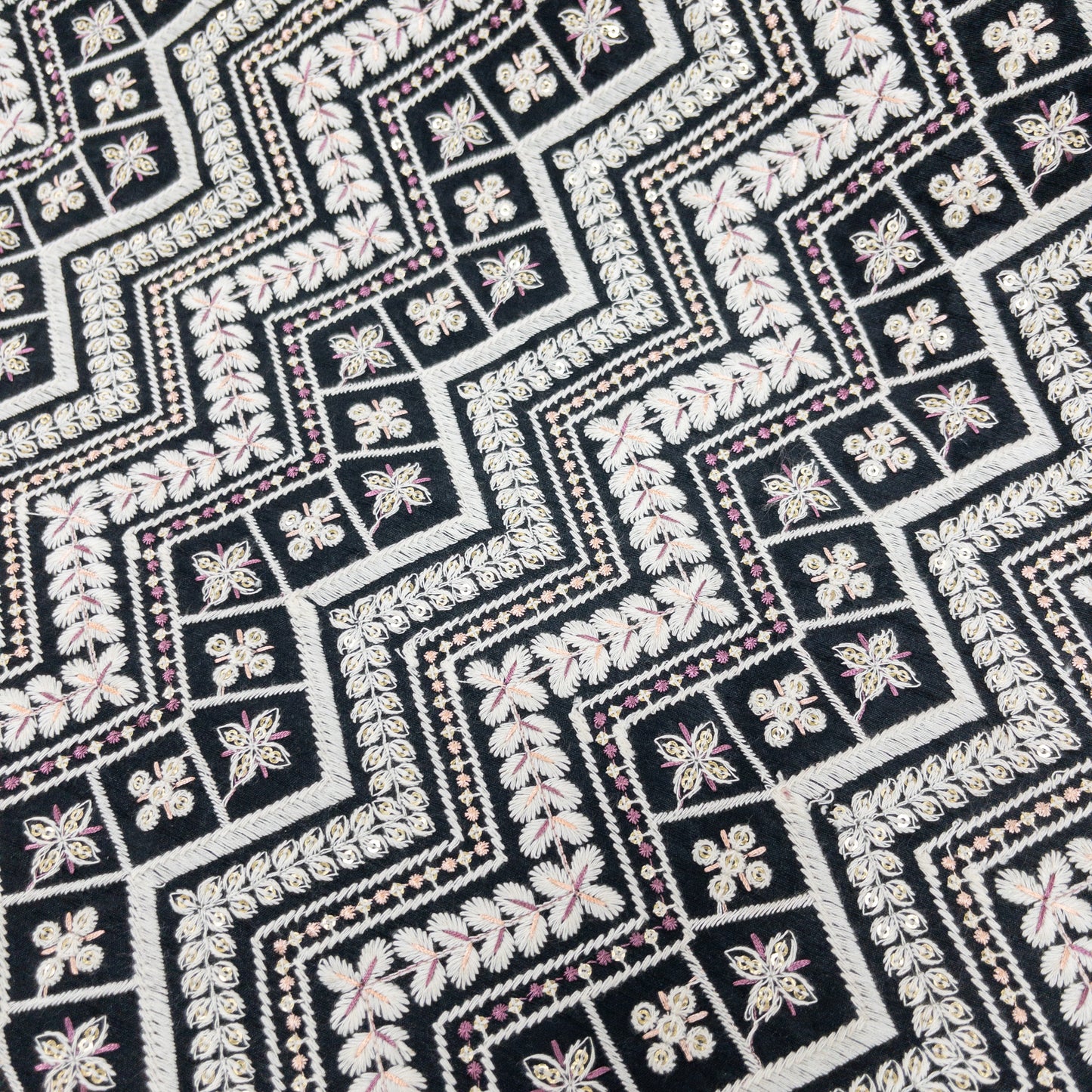 India | ethnic embroidered fabric 民族風刺繡布