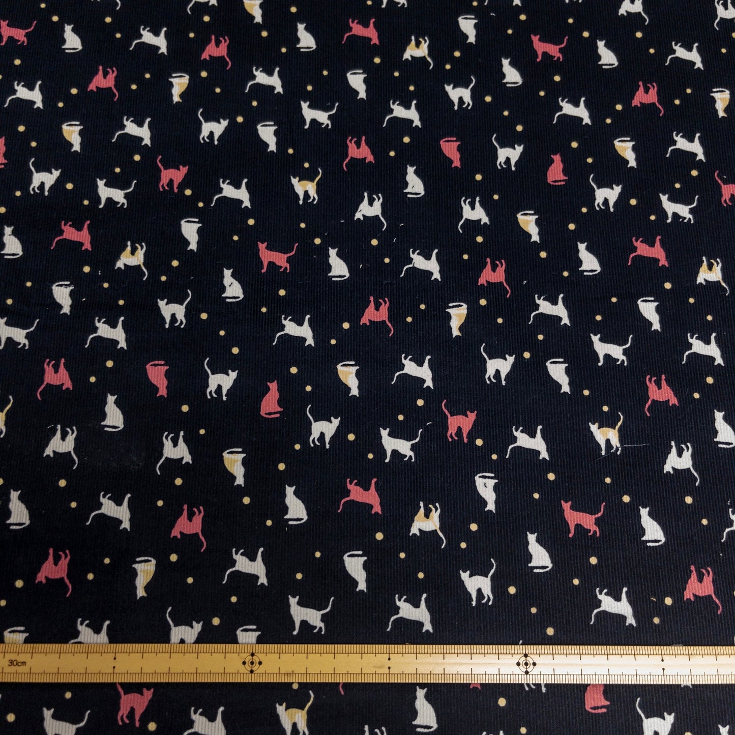 Japan | cat dots 貓貓波點 | cotton printed corduroy 薄燈芯絨