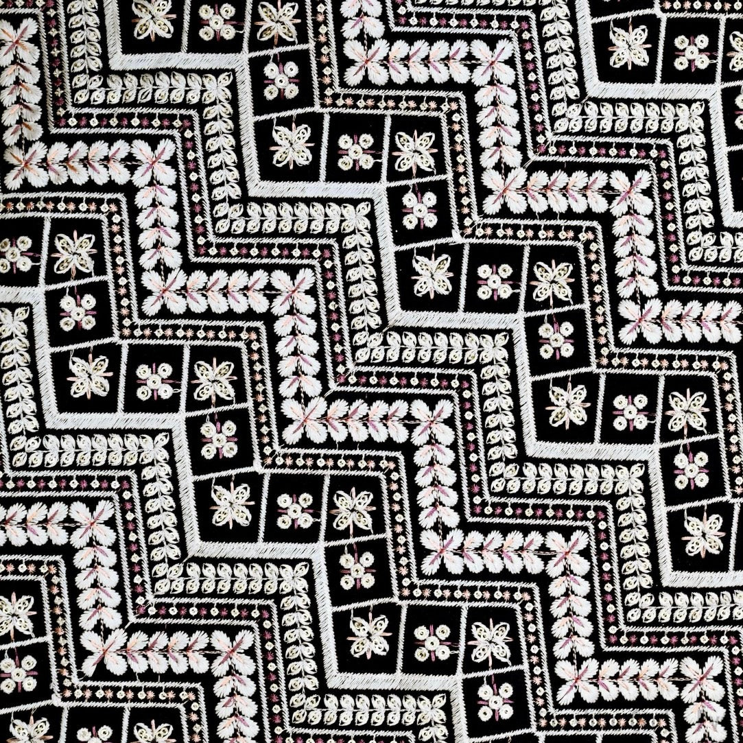 India | ethnic embroidered fabric 民族風刺繡布