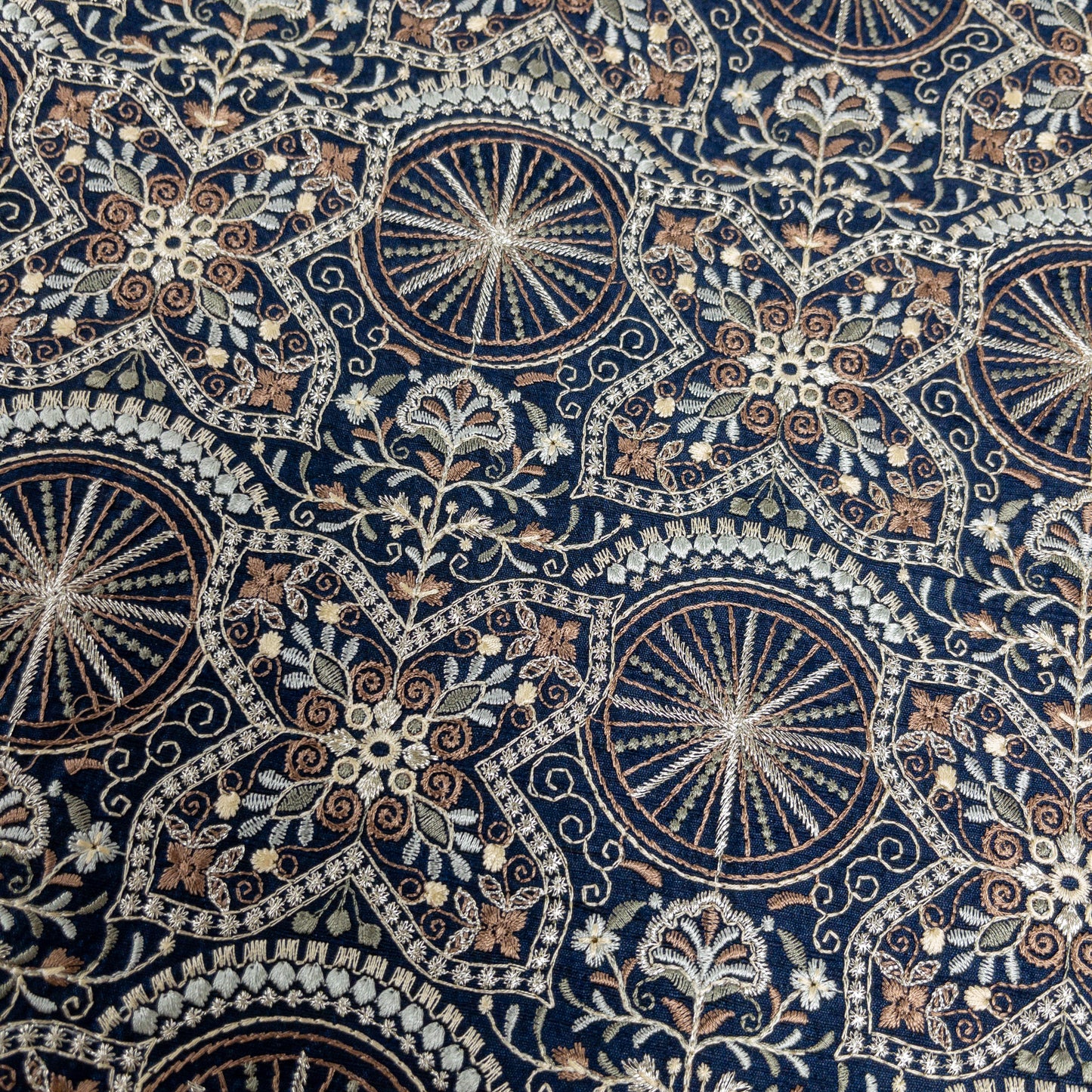 India | halo embroidered fabric 花輪花紋刺繡布