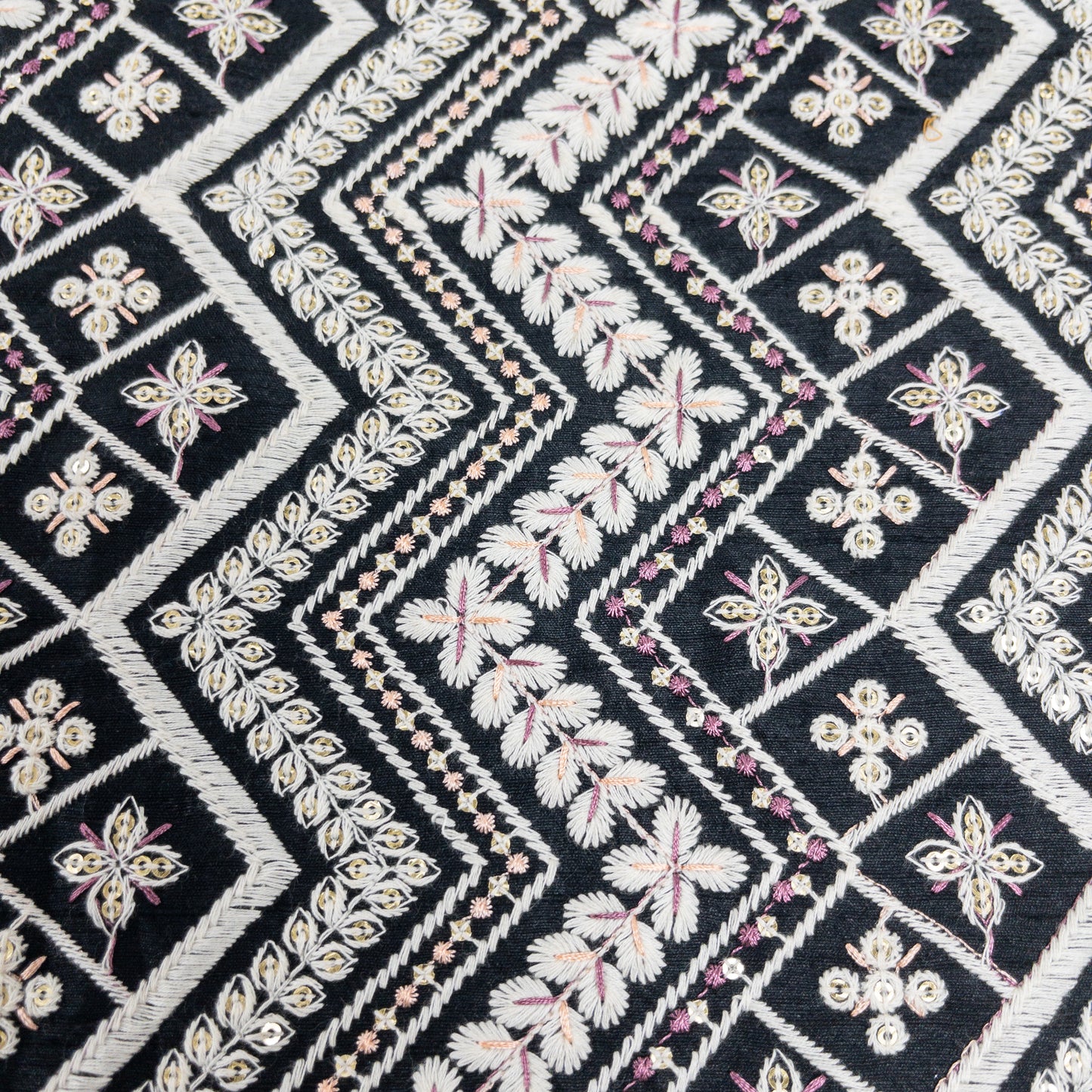 India | ethnic embroidered fabric 民族風刺繡布