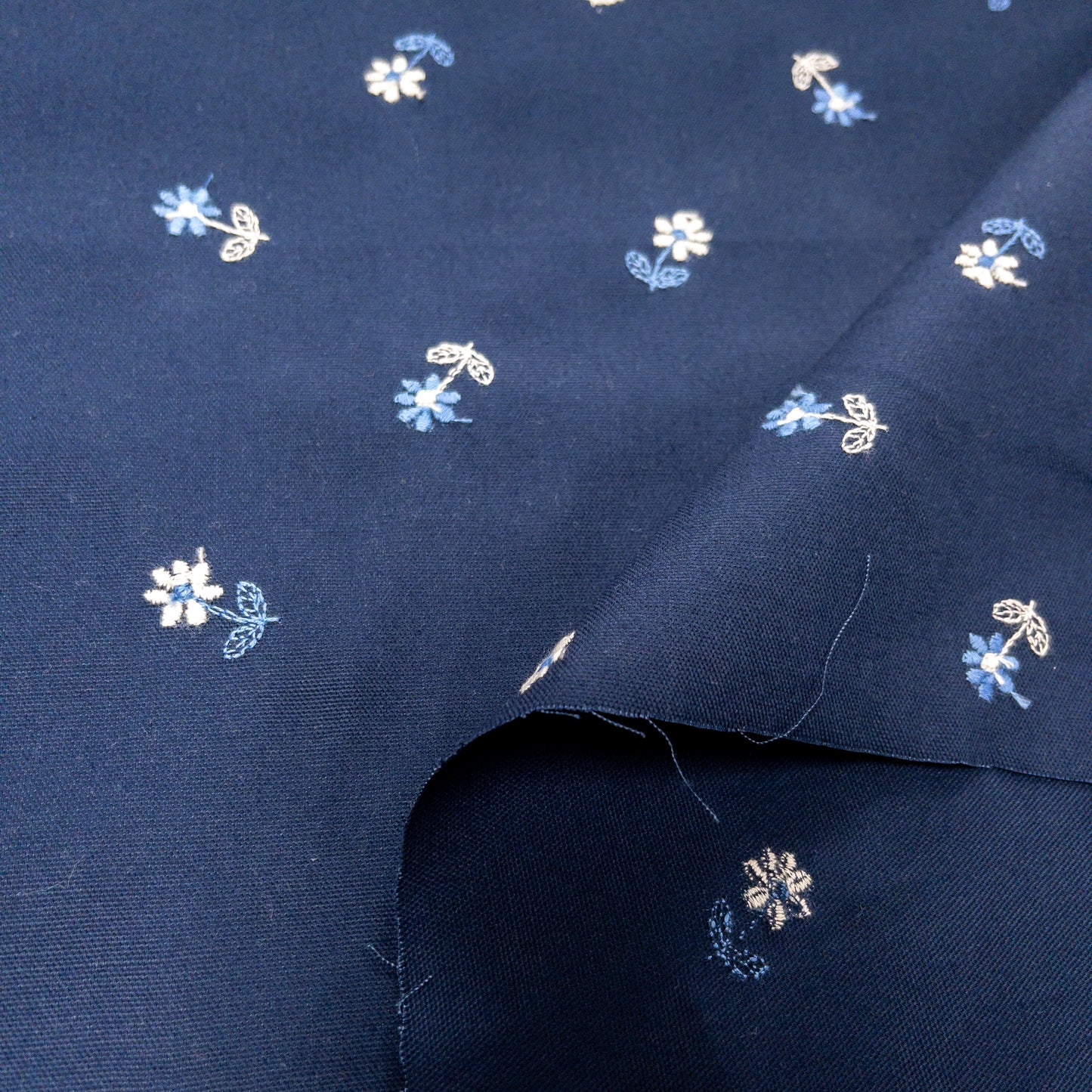 Japan | blue little flower 藍白花束刺繡 | cotton 純棉