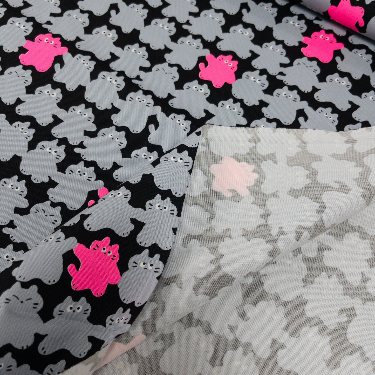 Japan | calico cat hand in hand 貓貓手拉手 | cotton printed oxford 純棉