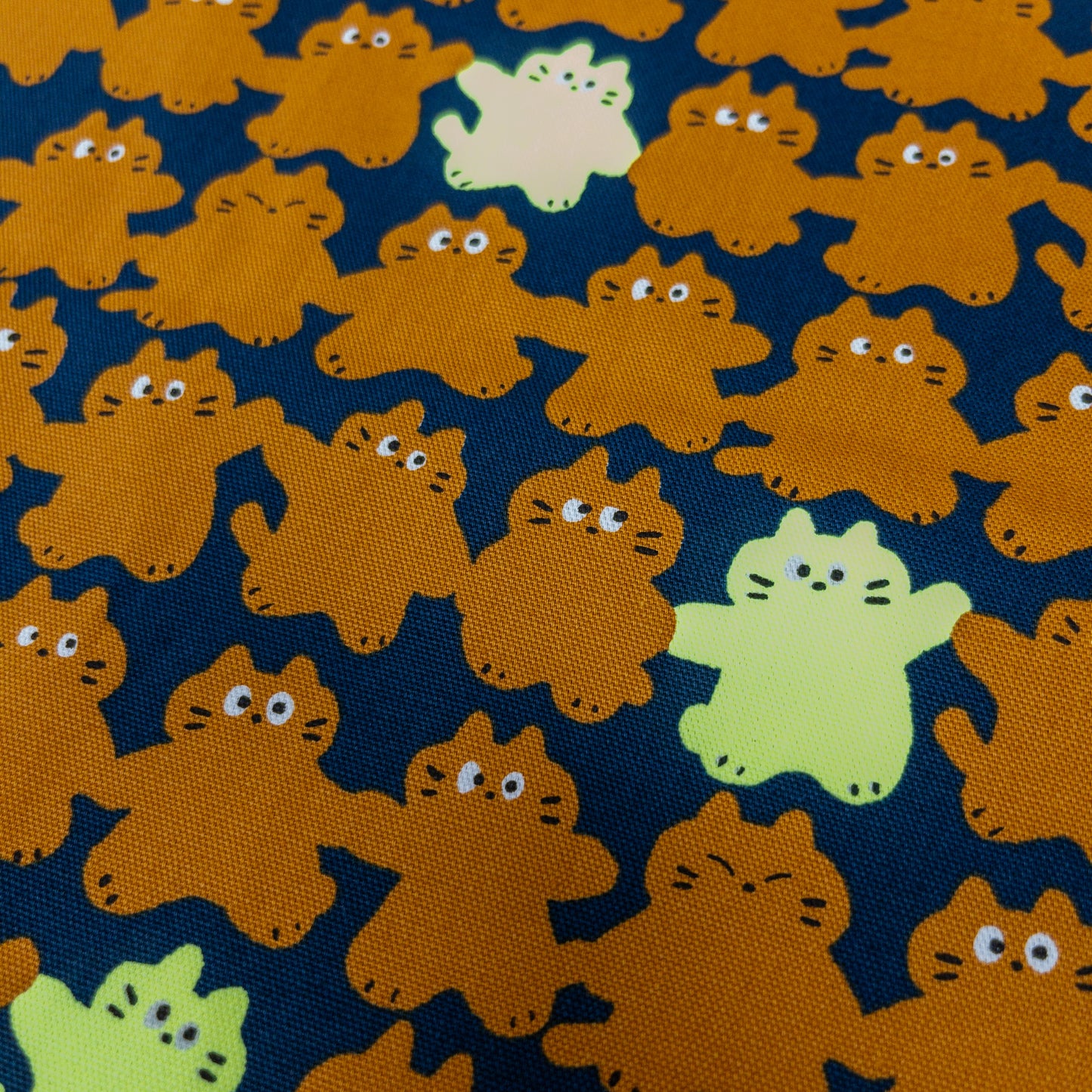 Japan | calico cat hand in hand 貓貓手拉手 | cotton printed oxford 純棉