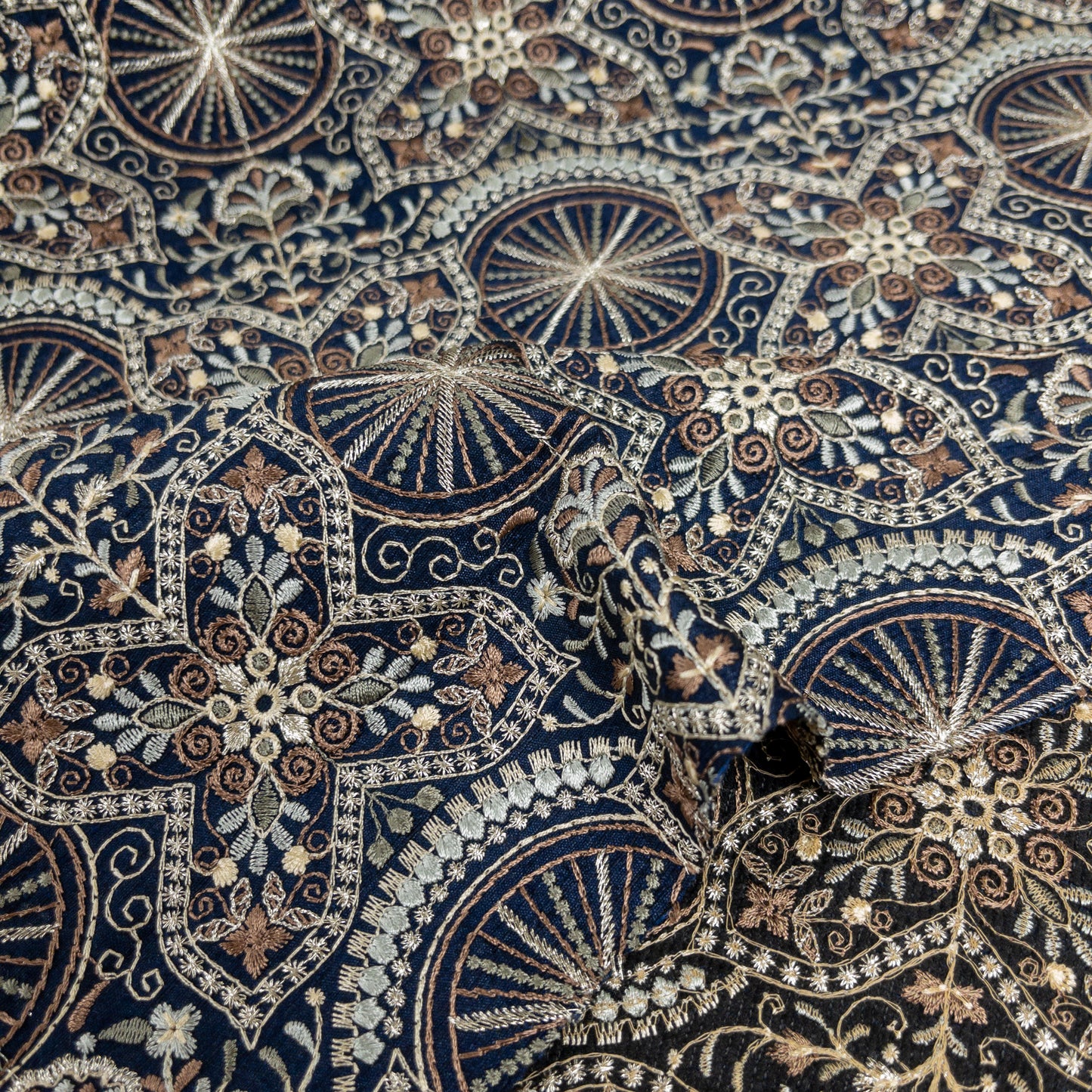 India | halo embroidered fabric 花輪花紋刺繡布