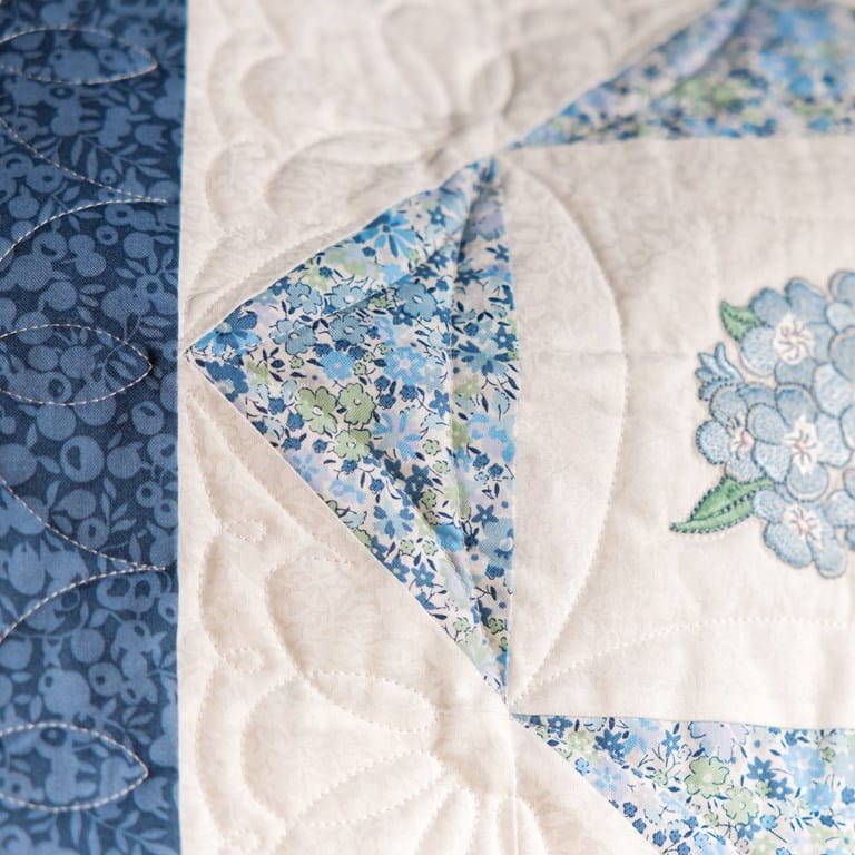 預購! 限量 瑞士BERNINA x Liberty B580 特別版高階電腦縫紉刺繡機 (轉數快/銀行轉帳/現金優惠價$39800)
