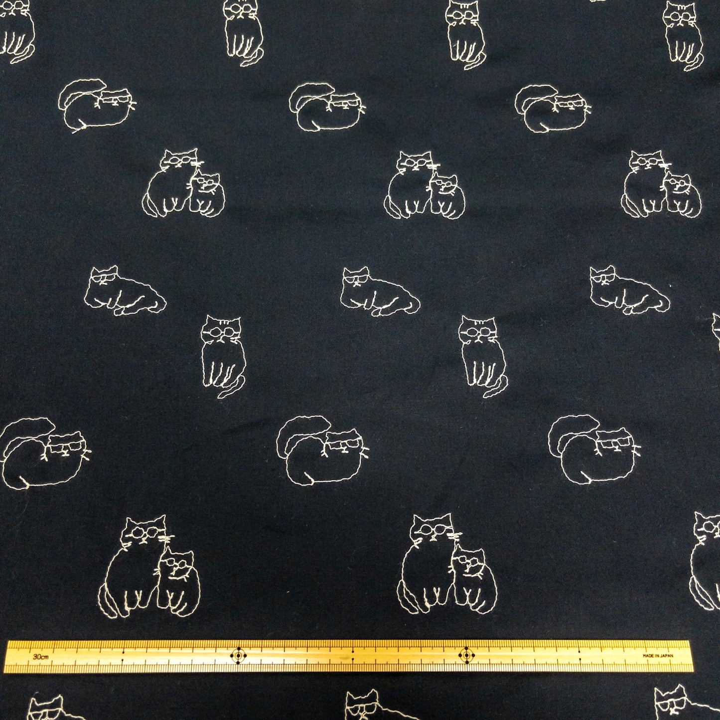 Japan | embroidery glasses cat 眼鏡貓貓刺繡 | cotton printed broadcloth 純棉