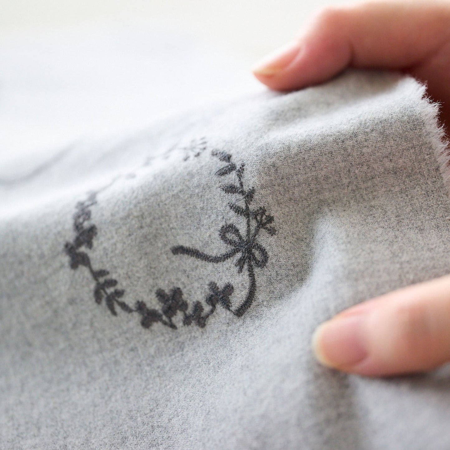 Japan | VIYELLA floral wreath 花圈刺繡 | cotton yarn dyed embroidery 法蘭絨純棉