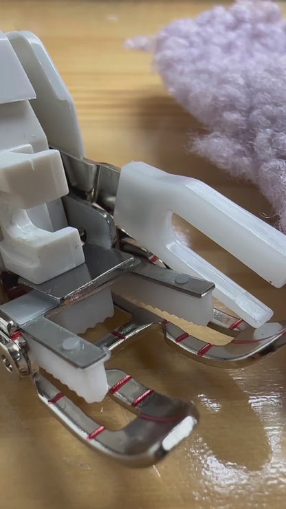 Taiwan | 7mm walking foot 前開口7mm 均勻送布靴 壓腳 (用於車縫夾棉、厚布、絨毛、彈性布等)